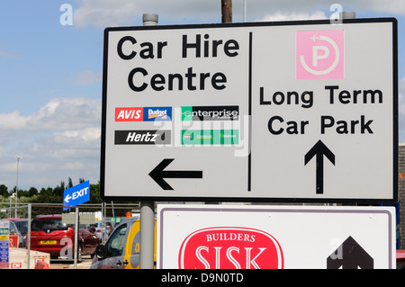 Car Hire Centre (Avis, Budget, Hertz, Unternehmen, National und Eurocar) am Flughafen Luton Stockfoto