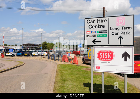 Car Hire Centre (Avis, Budget, Hertz, Unternehmen, National und Eurocar) am Flughafen Luton Stockfoto