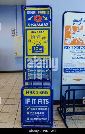 Ryanair Tasche Größentabelle am Gate am Flughafen Stockfoto