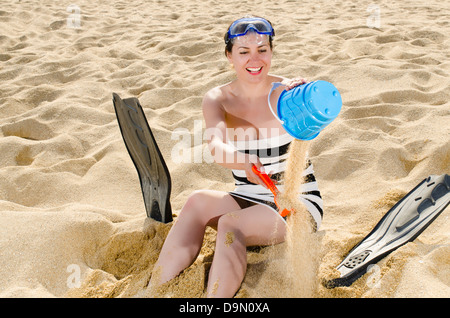 Junge Frau am Strand spielen Stockfoto