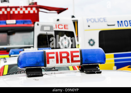 Blaue Lichter auf der Spitze eines Fahrzeugs in einer Notfallsituation Ereignis Stockfoto