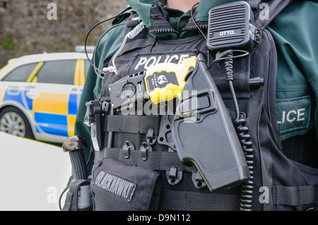 PSNI Polizei ARV bewaffnete Antwort Offizier trug ein Taser X 26 Stockfoto