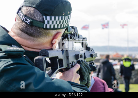 Polizist schaut durch die Sehenswürdigkeiten von Heckler und Koch G36C automatische Maschinengewehr Stockfoto