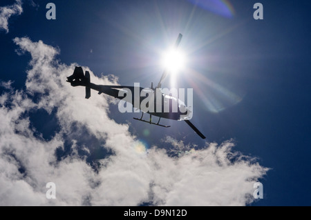 Aérospatiale Gazelle Hubschrauber Silhouette gegen die Sonne, häufig verwendet für den leichten Transport, Scouting und Licht Angriff Aufgaben Stockfoto