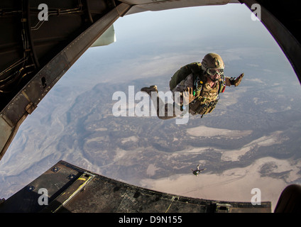 US-Maritime Raid Kraft Marines Sprung aus der Rückseite des MV-22 Osprey Flugzeug während Fallschirm Operationen mit Mitgliedern des französischen Spezialeinheiten 25. Mai 2013 über Dschibuti, Afrika, 25. Mai 2013. Stockfoto