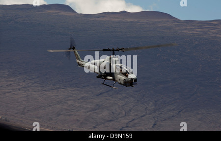 Ein US Marine Corps AH-1W Super Cobra Kampfhubschrauber während ein scharfer Munition Übung 15. Mai 2013 in Pohakuloa Trainingsbereich, Hawaii. Stockfoto