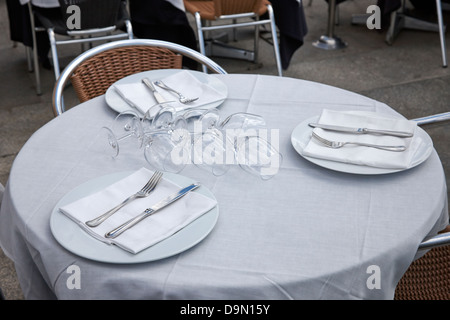 Legen Sie Einstellungen auf einem Tisch in einem leeren Restaurant Barcelona-Katalonien-Spanien Stockfoto