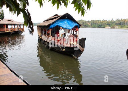Ein traditionelles Hausboot segelt auf den Backwaters von Kerala, Indien. Stockfoto