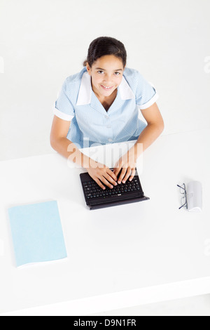 Draufsicht eines preteen Studenten mit Laptop-Computer im Klassenzimmer Stockfoto