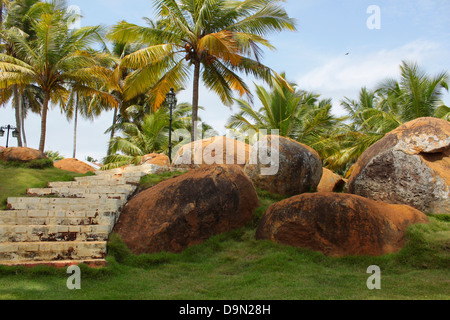 Felsen und Bäume sorgen für eine schöne Kerala, einer der Indiens internationale Reiseziele für Touristen. Stockfoto