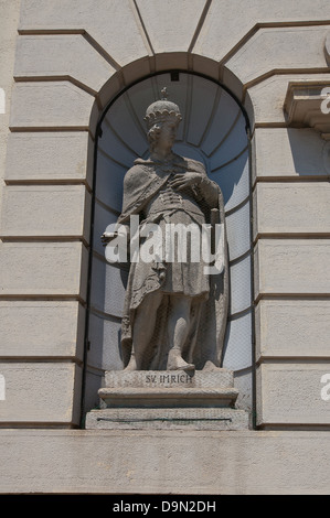 Skulptur des Heiligen Imrich auf die Kirche der Heiligen Elisabeth von Ungarn (ca. 1745). Bratislava, Slowakei Stockfoto