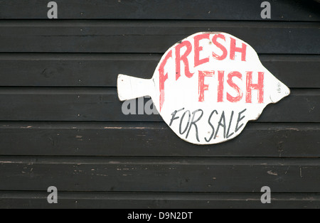 Frischer Fisch zum Verkauf unterzeichnen in Aldeburgh, Suffolk, UK. Stockfoto