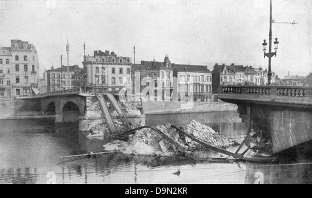 Dieses Foto wurde von der Brücke über die Maas in Lüttich, Belgien, bald, nachdem es von den Belgiern gesprengt wurde. Stockfoto