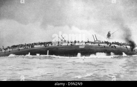 Der deutsche Kreuzer 'Blucher' drehte sich auf ihrer Seite, als sie in der Nordseeschlacht des Ersten Weltkriegs vom 24. Januar 1915 versank. Die anderen Schiffe der deutschen Geschwader entkamen. Stockfoto