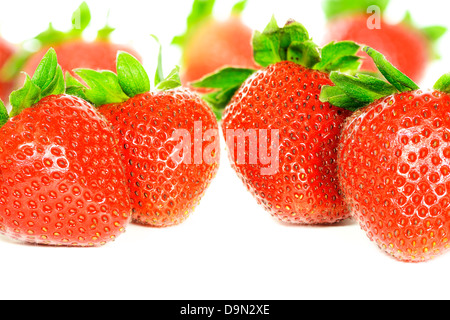 Erdbeeren auf weißen Hintergrund Stockfoto