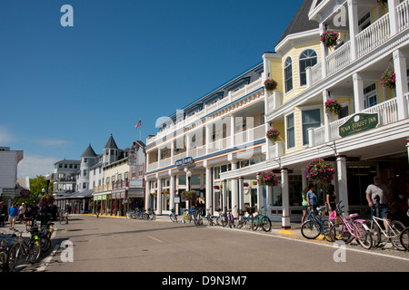 Michigan, Mackinac Island. Historische Innenstadt von Mackinac auf der Main Street (aka Huron). Stockfoto