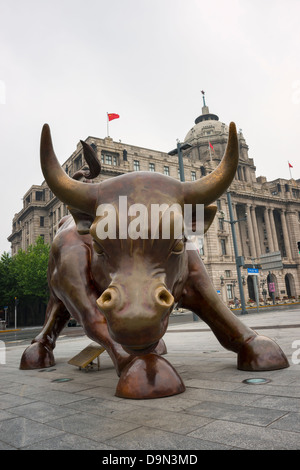 Bronzestatue eines Stiers auf der Bund in Shanghai Stockfoto