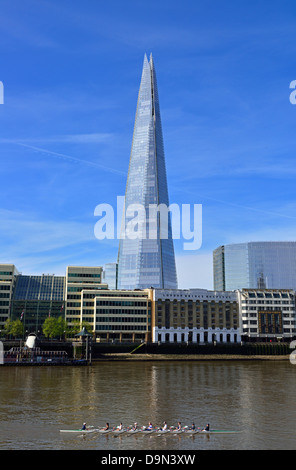 Coxed acht Rudern auf der Themse vorbei an den Shard, London Bridge, London, Vereinigtes Königreich Stockfoto