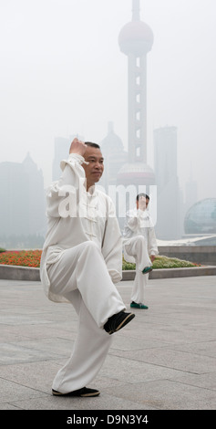 Zwei Männer, die Durchführung von Tai Chi Übungen in den frühen Morgenstunden auf der Bund in Shanghai Stockfoto