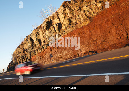 Eine Straße Ausschneiden Highway 61 im nördlichen Minnesota zeigt eine basaltische Lava Flow auf eine zugrunde liegende sedimentären Einzahlung. Stockfoto