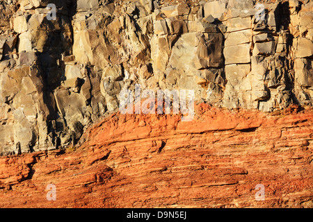 Eine Straße Ausschneiden Highway 61 im nördlichen Minnesota zeigt eine basaltische Lava Flow auf eine zugrunde liegende sedimentären Einzahlung. Stockfoto