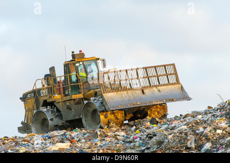 Schweres Gerät verdichten Müll auf einer Deponie Sanitär. Stockfoto