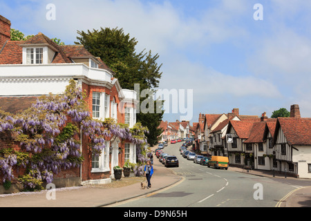 Blick entlang der Hauptstraße in malerischen historischen mittelalterlichen Ortskern. Lavenham, Suffolk, England, Vereinigtes Königreich, Großbritannien Stockfoto