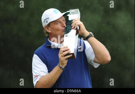 South African Golf pro Ernie Els küsst den Siegerpokal bei den Golf International Open in Eichenried bei München, 23. Juni 2013. Foto: ANDREAS GEBERT Stockfoto