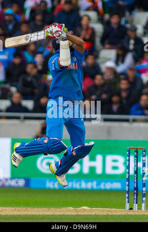 EDGBASTON, ENGLAND - 23 Juni 2013.India der Shikhar Dhawan spielt ein Schuss während der ICC Champions Trophy-Finale internationalen Cricket-Match zwischen England und Indien auf Edgbaston Cricket Ground am 23. Juni 2013 in Birmingham, England. (Foto von Mitchell Gunn/ESPA) Stockfoto