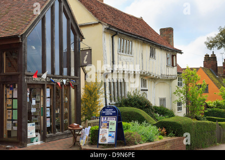 Tourist Information Centre und Fachwerkhaus in beliebten mittelalterlichen Dorf. Lavenham, Suffolk, England, Vereinigtes Königreich, Großbritannien Stockfoto