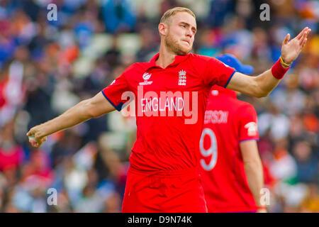 EDGBASTON, ENGLAND - 23. Juni 2013. Englands Stuart Broad während der ICC Champions Trophy Finale internationalen Cricket match zwischen England und Indien auf Edgbaston Cricket Ground am 23. Juni 2013 in Birmingham, England. (Foto von Mitchell Gunn/ESPA) Stockfoto