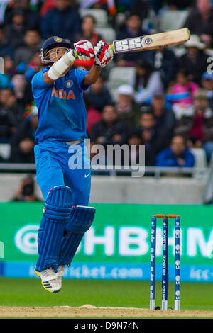 EDGBASTON, ENGLAND - 23. Juni 2013. Indiens Shikhar Dhawan spielt einen Schuss bei der ICC Champions Trophy-Finale internationalen Cricket-Match zwischen England und Indien auf Edgbaston Cricket Ground am 23. Juni 2013 in Birmingham, England. (Foto von Mitchell Gunn/ESPA) Stockfoto