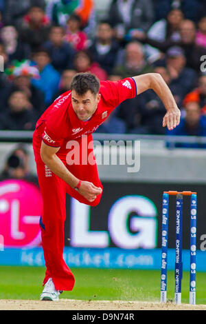 EDGBASTON, ENGLAND - 23. Juni 2013. Englands James Anderson bowling während der ICC Champions Trophy-Finale internationalen Cricket-Match zwischen England und Indien auf Edgbaston Cricket Ground am 23. Juni 2013 in Birmingham, England. (Foto von Mitchell Gunn/ESPA) Stockfoto