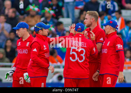 EDGBASTON, ENGLAND - 23. Juni 2013. Stuart Broad feiert unter das Wicket Rohit Sharma (nicht abgebildet) während der ICC Champions Trophy-Finale internationalen Cricket-Match zwischen England und Indien auf Edgbaston Cricket Ground auf 23. Juni 2013 in Birmingham, England. (Foto von Mitchell Gunn/ESPA) Stockfoto