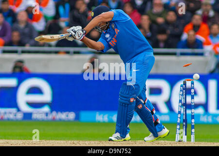 EDGBASTON, ENGLAND - 23. Juni 2013. Indiens Rohit Sharma ist von Stuart Broad (nicht abgebildet) während der ICC Champions Trophy-Finale internationalen Cricket-Match zwischen England und Indien auf Edgbaston Cricket Ground am 23. Juni 2013 in Birmingham, England rollte heraus. (Foto von Mitchell Gunn/ESPA) Stockfoto