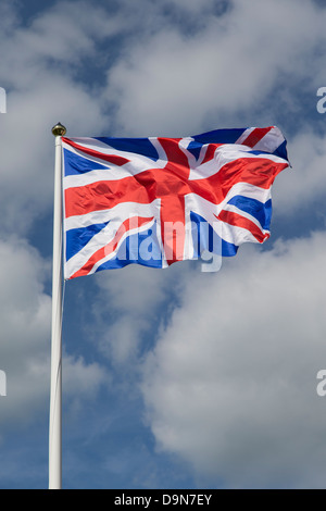 Union Jack-Flagge am Fahnenmast im Wind wehen. Britische Flagge Stockfoto