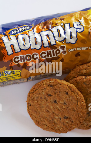 Geöffnete Paket von McVitie's Hobnobs Choc Chip Kekse auf weißem Hintergrund - oaty nobbly Kekse Stockfoto