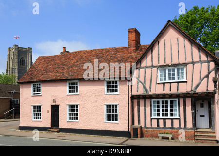 Rosa gezimmerten Hütten und Pfarrkirche St. Peter und St. Pauls hoher Turm. Lavenham, Suffolk, England, Vereinigtes Königreich, Großbritannien Stockfoto