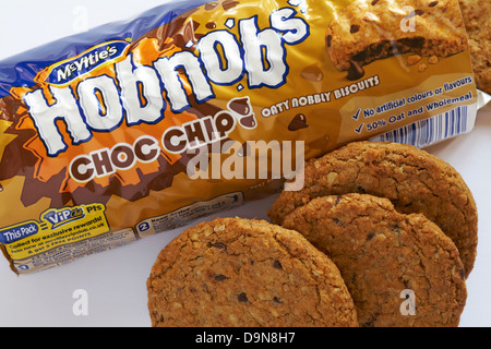 Geöffnetes Paket mit McVitie's Hobnobs Choc Chip Biscuits Set auf weißem Hintergrund - Oaty Nobbly Biscuits - Mcvities Mcvitie Stockfoto