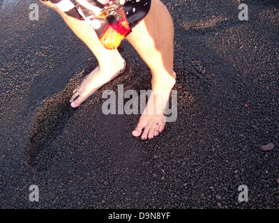 eine Person auf der schwarze Strand von Stromboli, Äolischen Inseln, Sizilien, Italien Stockfoto