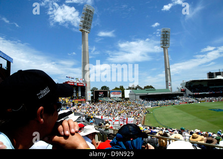 Fans beobachten Australien gegen England Test Cricket match auf dem WACA Ground, Perth, Western Australia, Australien Stockfoto