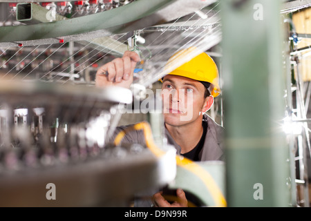 Textil-Fabrik Qualitätskontrolleur Check-Garn Stockfoto
