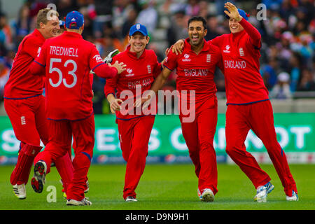 EDGBASTON, ENGLAND - 23.Juni: England Spieler feiern ein Wicket während der ICC Champions Trophy-Finale internationalen Cricket-Match zwischen England und Indien auf Edgbaston Cricket Ground am 23. Juni 2013 in Birmingham, England. (Foto von Mitchell Gunn/ESPA) Stockfoto