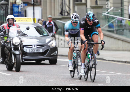 Saint Vincent Street, Glasgow, Schottland, Großbritannien, Sonntag, 23. Juni 2013. British Cycling National Road Race Championships - Fahrer in der Men’s Road Race in der Innenstadt Stockfoto