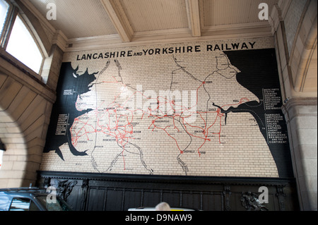 Historische Fliesen Karte zeigt das alte Lancashire und Yorkshire-Eisenbahnnetz, Manchester Victoria Station Stockfoto