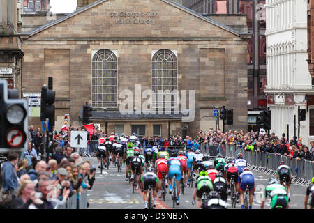 West George Street, Glasgow, Schottland, Großbritannien, Sonntag, 23. Juni 2013. British Cycling National Road Race Championships - Zuschauer beobachten Fahrer beim Men’s Road Race beim Anflug auf die Saint George's Tron Parish Church auf dem Nelson Mandela Place im Stadtzentrum Stockfoto