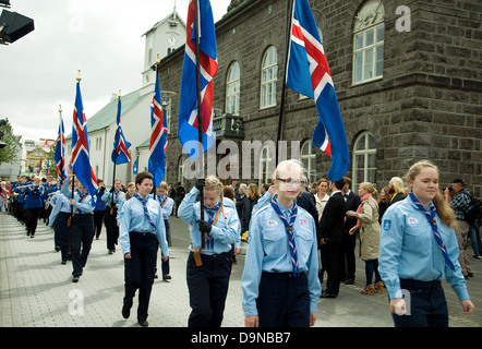 Auf Islands National Tag Pfadfinder männlich und weiblich, Parade mit der nationalen Flagge außerhalb des Parlaments oder Althing in Reykjavik Stockfoto
