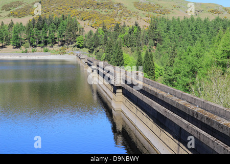 Staumauer des Haweswater Reservoir, Mardale, Nationalpark Lake District, Cumbria, England, UK Stockfoto