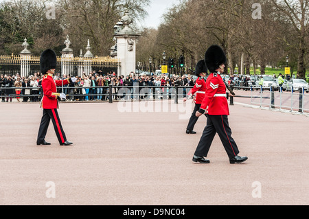 LONDON - APRIL 16: Parade der Queen es Wachen vor Buckingham Palast am 16. April 2013 in London Stockfoto