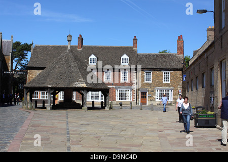 Die Buttercross und historischen Gebäuden im Marktplatz, Oakham, Rutland, England Stockfoto